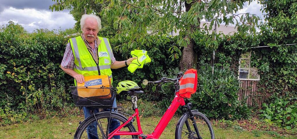 DAS machen wir mit links: Sehen & gesehen werden!" Drei neue gelbe TourGuide®-Westen hält Reinhard Spörer (ADFC-Ortsgruppensprecher Langenhagen und selber ADFC-TourGuide®) in der Linken Hand bereit für die drei neuen Langenhagener Tou DAS machen wir mit links; Sehen & gesehen werden!" Drei neue gelbe TourGuide®-Westen hält Reinhard Spörer (ADFC-Ortsgruppensprecher Langenhagen und selber ADFC-TourGuide®) in der Linken Hand bereit für die drei neuen Langenhagener Tourenleiter Bernd, Friedhelm und Tom,