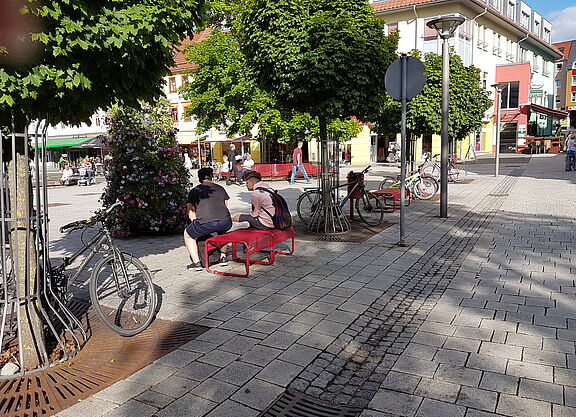 Fahrräder an Baumschutzgittern abgestellt