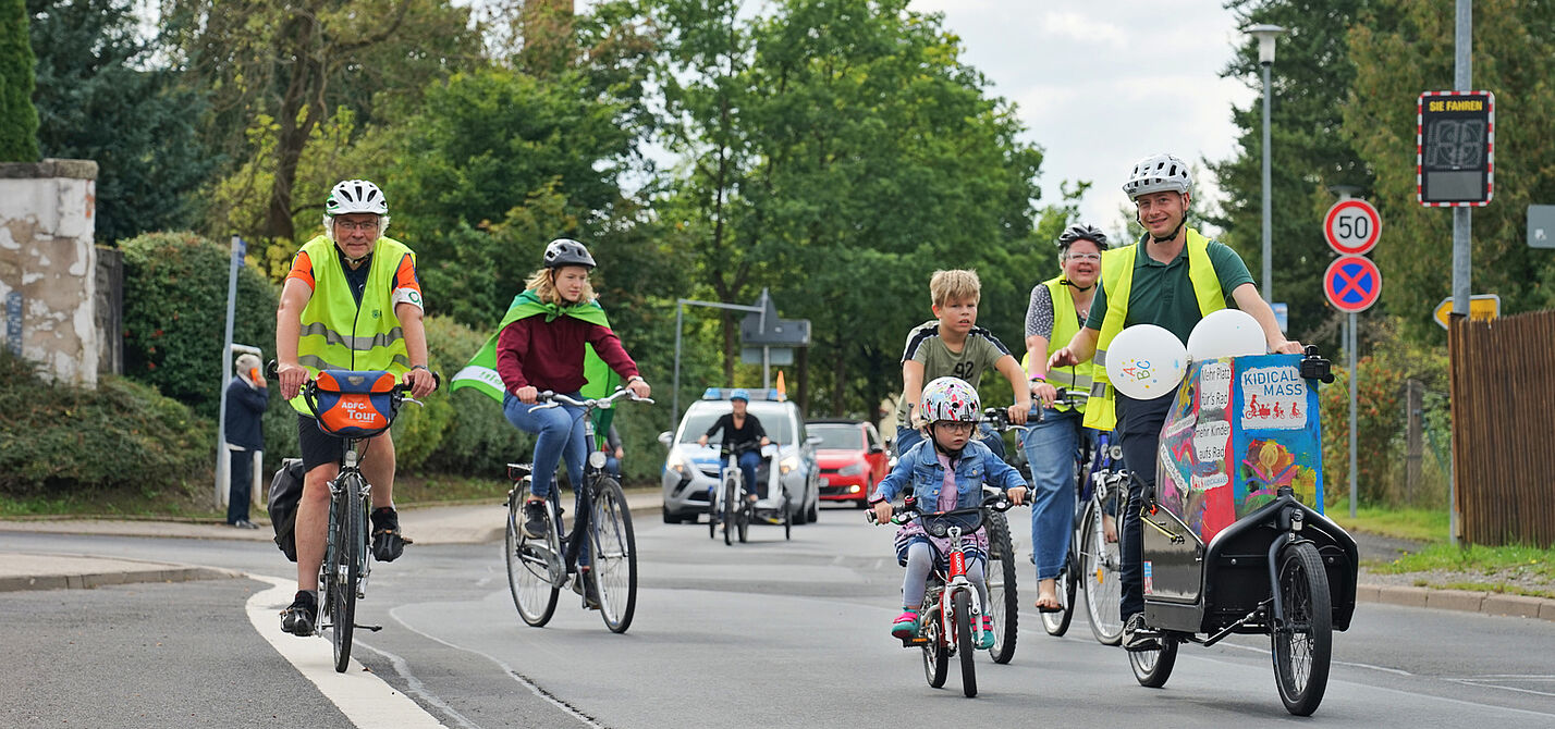Kidical Mass Suhl September 2021 Sep. 2021, Kinder und Erwachsene fahren bei der Kidical Mass in Suhl Rad