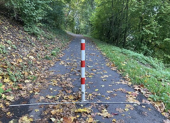 Poller mittig auf dem asphalierten Radweg