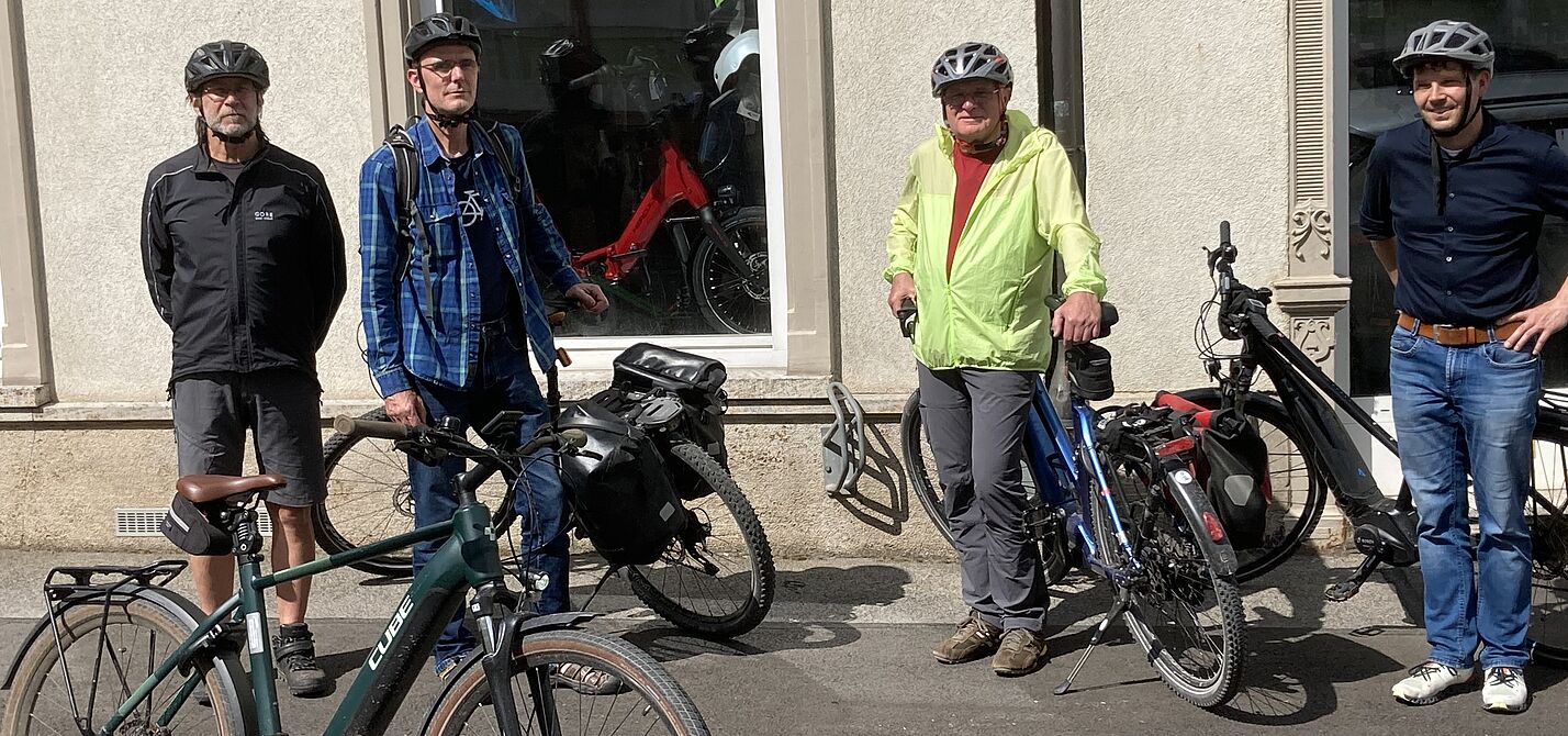 Mitglieder des Fahrradbeirates vor dem Fahrradladen