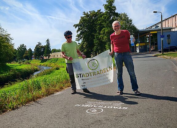 ADFC im Einsatz Mit Sprühkreide zauberte der ADFC-Wartburgkreis das Logo auf die Radwege.