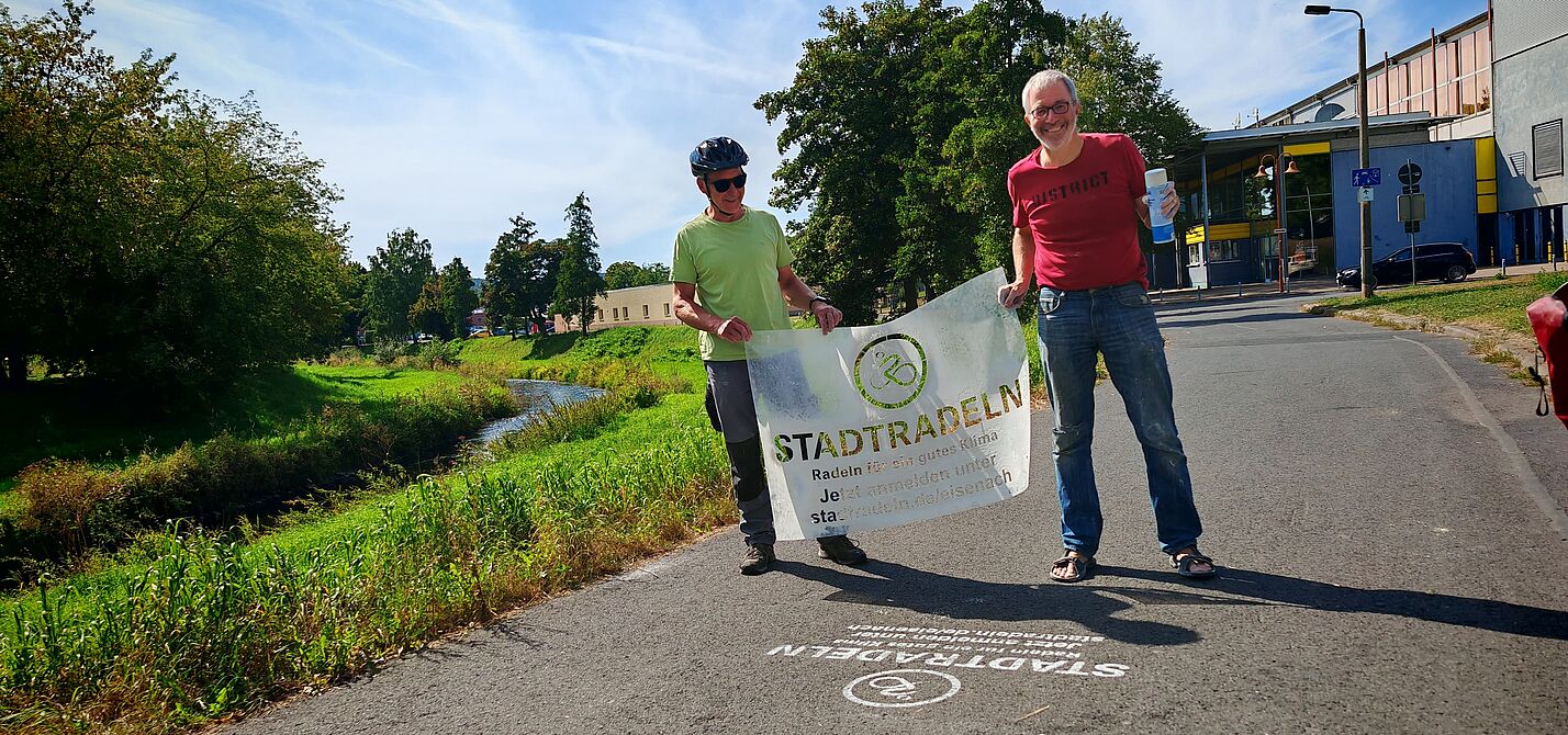 ADFC im Einsatz Mit Sprühkreide zauberte der ADFC-Wartburgkreis das Logo auf die Radwege.