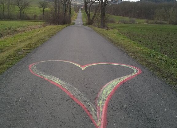 Ein Herz fürs Stadtradeln Mit Kreide gezwichnetes Herz auf einem Wirtschaftsweg