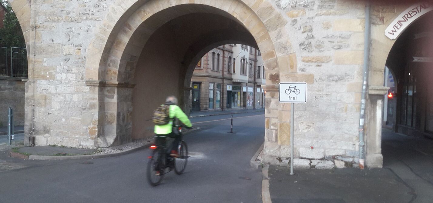 Radfahrer fährt durch das Nikolaitor