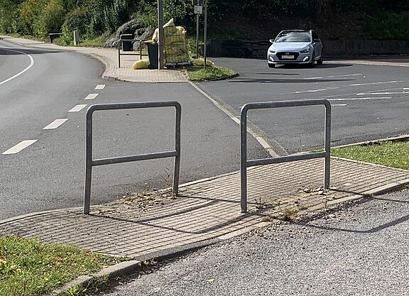 Drängelgitter in Farnroda Drängelgitter an der Tankstelle in Farnroda bremsen den Radverkehr aus