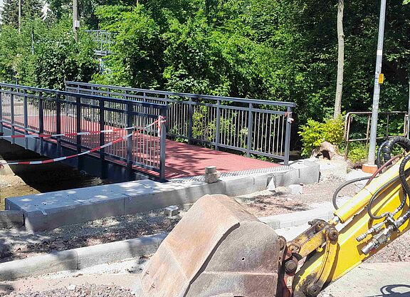Mühlgrabenbrücke So schnell kann es gehen: Die neue Radbrücke ist bereits an Ort und Stelle.