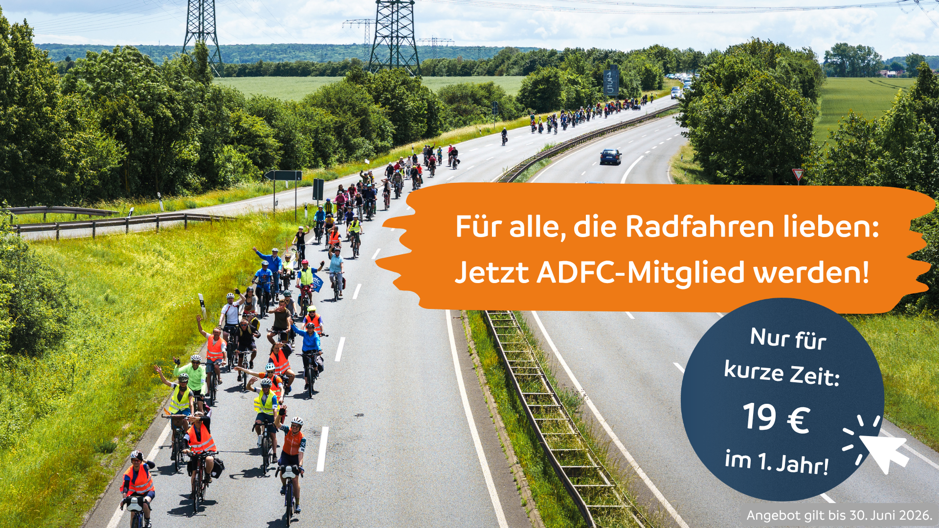 Im Rahmen einer Fahrraddemo fahren viele Menschen auf einer großen Straße mit dem Rad